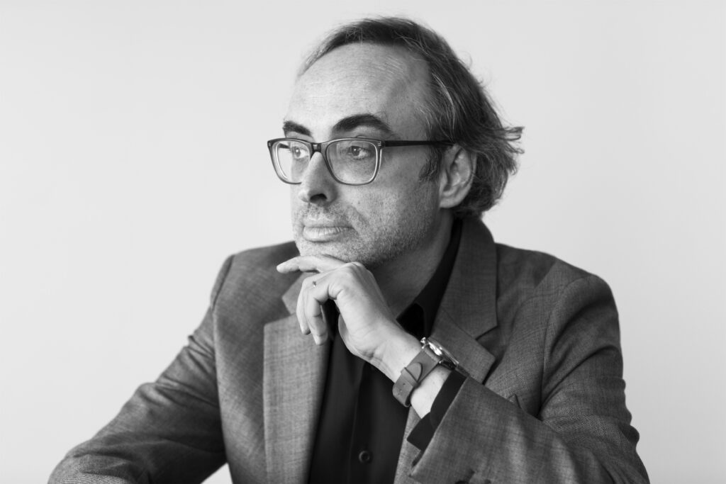 photo of man in black and white with glasses